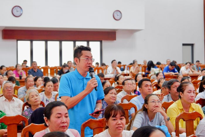 Một cử tri phát biểu ý kiến tại buổi tiếp xúc cử tri chiều 5/5 ở hội trường UBND phường Bình Thới. Ảnh: Hoa Lê