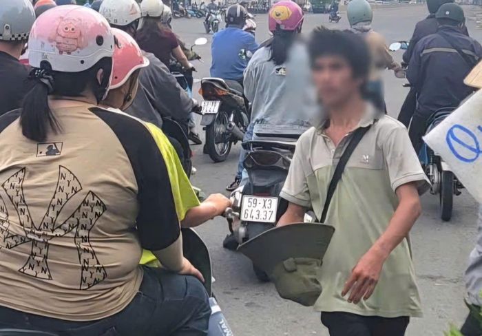 Sáng 4/6, phóng viên ghi nhận trường hợp người lang thang xin ăn tại ngã tư đường ĐT743 - Thống Nhất, Khu Công nghiệp Sóng Thần, phường Dĩ An. Ảnh: Quang Phương