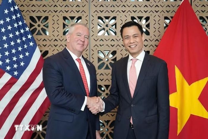 Thứ trưởng Đặng Hoàng Giang và Trợ lý Ngoại trưởng Mỹ Michael DeSombre. Ảnh: TTXVN