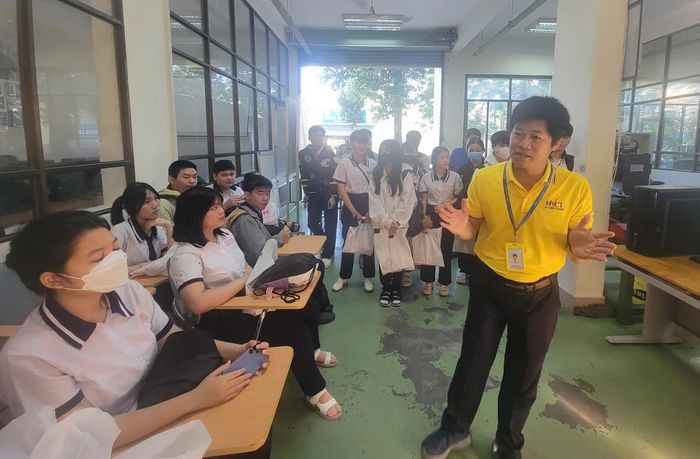 Học sinh các trường THPT tỉnh Lâm Đồng tham quan, tìm hiểu ngành nghề tại Trường CĐ Kỹ nghệ II (TP. Hồ Chí Minh). Ảnh: Quang Phương