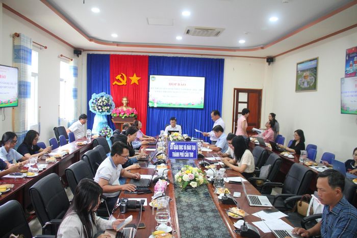 Quang cảnh buổi họp