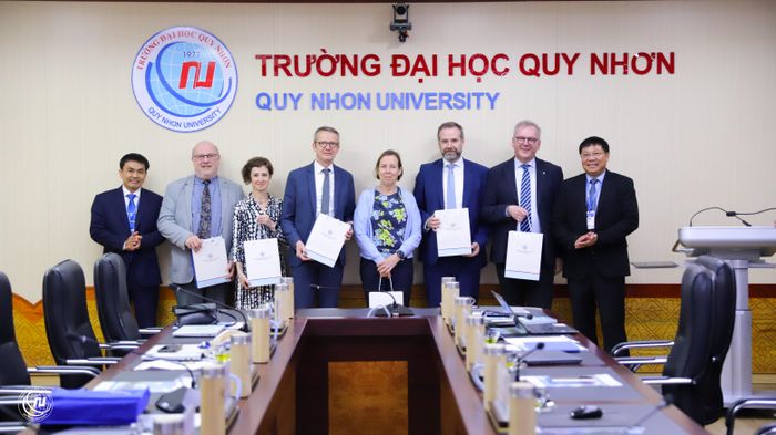 Hàng năm, QNU phối hợp với các trường THPT trên địa bàn tỉnh và các địa phương lân cận tổ chức hoạt động giáo dục hướng nghiệp cho các em học sinh.