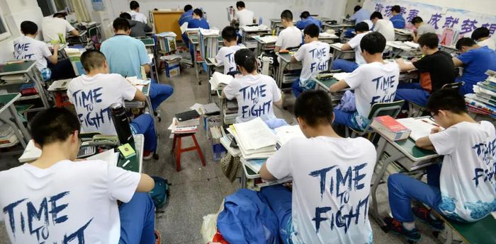 Học sinh Trung Quốc đang ôn tập cho kỳ thi gaokao, với khẩu hiệu "Đã đến lúc chiến đấu" ở trên áo. Ảnh: Reuters