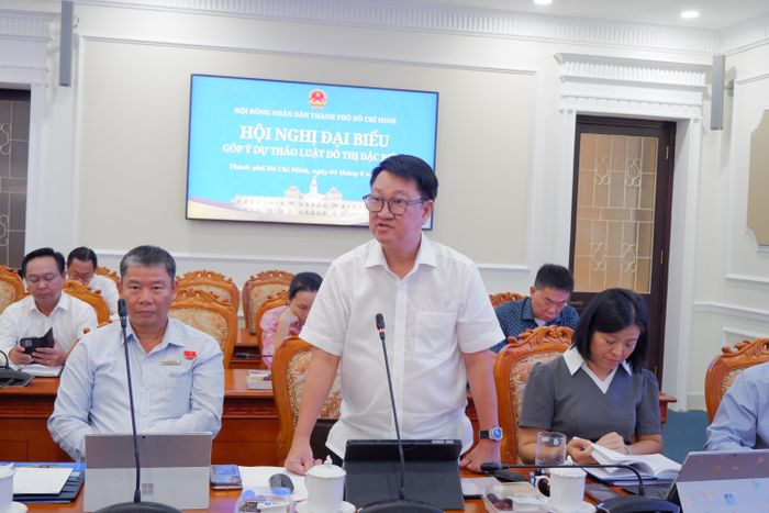 Phó Giám đốc Ban Quản lý dự án đầu tư xây dựng các công trình dân dụng và công nghiệp, Phó Chủ tịch Hội Kiến trúc sư thành phố Hồ Chí Minh Nguyễn Ngọc Văn phát biểu. Ảnh: Hoa Lê