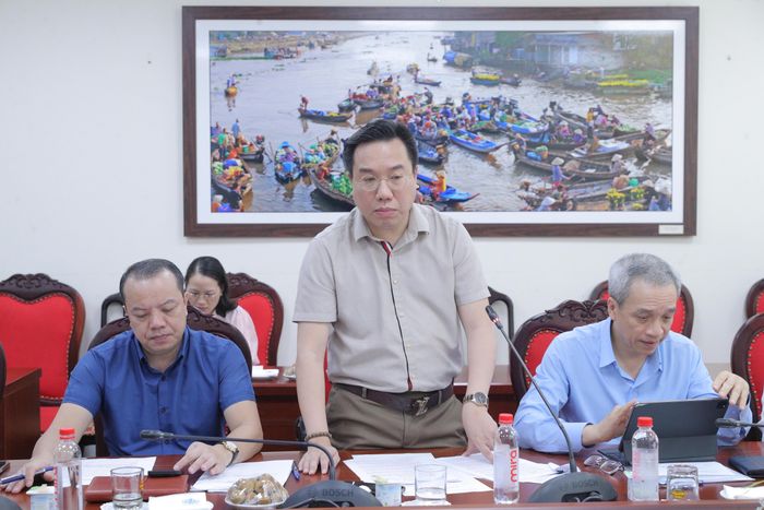 Cục trưởng Cục Xuất bản, In và Phát hành Nguyễn Nguyên phát biểu tại cuộc họp