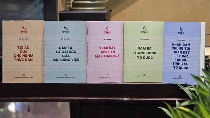 Tủ sách Vinh quang Hồ Chí Minh khởi đầu với 5 tác phẩm tiêu biểu. Ảnh: Quỳnh My