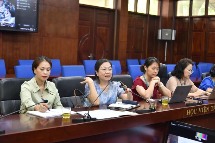 Đại diện các đơn vị trao đổi tại cuộc họp chuẩn bị Hội thảo.