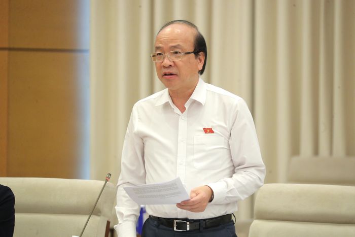 Chủ nhiệm Ủy ban Pháp luật và Tư pháp Phan Chí Hiếu phát biểu