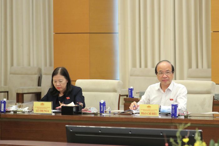 Chủ nhiệm Ủy ban Pháp luật và Tư pháp Phan Chí Hiếu, Chủ nhiệm Ủy ban Dân nguyện và Giám sát Lê Thị Nga tham dự phiên họp