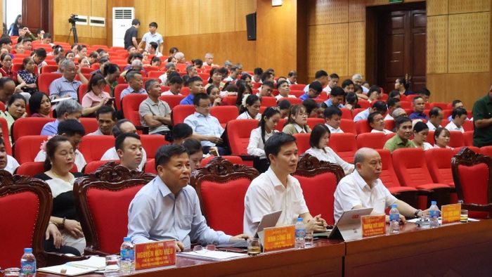 Chủ tịch HĐND tỉnh Bùi Đức Hinh và Phó Chủ tịch UBND tỉnh Đinh Công Sứ dự diễn đàn