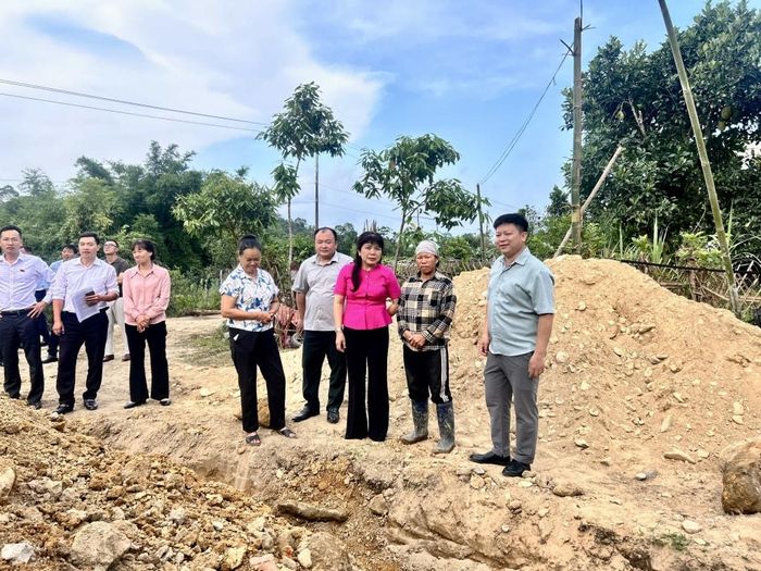 Đoàn khảo sát trao đổi với hộ đồng bào dân tộc thiểu số vừa được cấp giấy chứng nhận quyền sử dụng đất tại thôn Nà Pá, xã Quảng Tân
