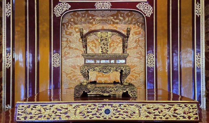 Ngai vua triều Nguyễn được đưa trở lại trưng bày tại điện Thái Hòa. Ảnh: Liên Minh
