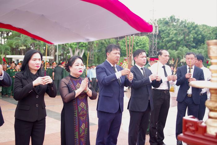 Lãnh đạo tỉnh Đắk Lắk dâng hương tưởng niệm các anh hùng liệt sĩ tại Lễ truy điệu và an táng