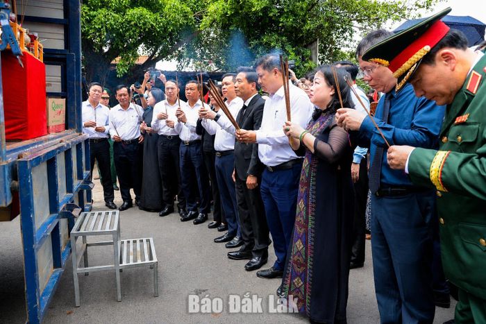 Phó Chủ tịch Quốc hội, Thượng tướng Nguyễn Doãn Anh cùng các đại biểu dâng hương bày tỏ lòng tri ân sâu sắc trước anh linh các Anh hùng liệt sĩ. Ảnh: baodaklak.vn