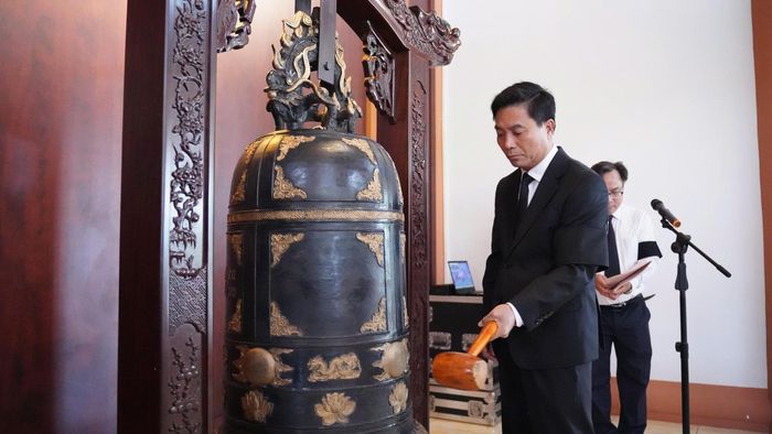 Phó Chủ tịch Quốc hội, Thượng tướng Nguyễn Doãn Anh thực hiện nghi thức thỉnh chuông tưởng niệm các anh hùng liệt sĩ