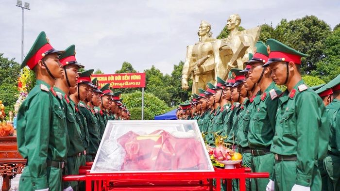 Cán bộ, chiến sĩ kính cẩn tưởng niệm các anh hùng liệt sĩ tại lễ truy điệu