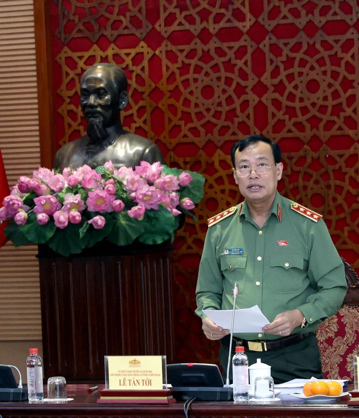 Chủ nhiệm Ủy ban Quốc phòng, An ninh và Đối ngoại, Thượng tướng Lê Tấn Tới phát biểu tại Phiên họp toàn thể lần thứ Nhất, Ủy ban Quốc phòng, An ninh và Đối ngoại nhiệm kỳ Quốc hội khóa XVI, ngày 7/4/2026. Ảnh: Trung Thành