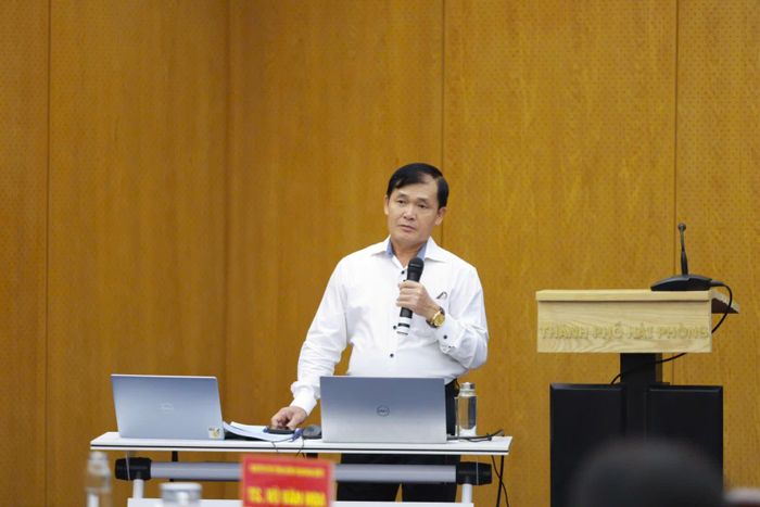 Nguyên Phó Tổng Kiểm toán Nhà nước, TS. Vũ Văn Họa trao đổi chuyên đề kỹ năng quyết định và giám sát của HĐND các cấp trong lĩnh vực đầu tư công và đất đai