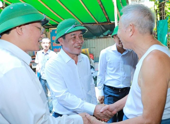 Bí thư Tỉnh ủy Thanh Hóa gặp gỡ, trao đổi với người dân. Ảnh: Minh Hiếu