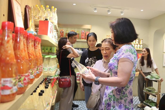 Khách tham quan tìm hiểu kỹ về quy trình canh tác và tem truy xuất nguồn gốc đạt chuẩn VietGAP trước khi chọn mua nông sản tại chợ phiên.
