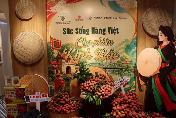 Vải u hồng Bắc Ninh đạt tiêu chuẩn VietGAP giữ trọn độ tươi ngon khi được đưa thẳng từ nhà vườn đến tay người tiêu dùng Hà Nội trong sáng khai mạc.
