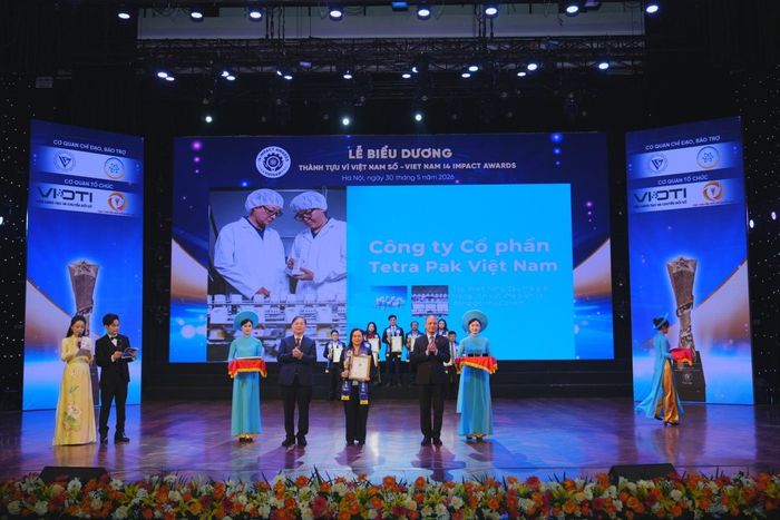 Bà Nguyễn Thanh Giang, Tổng Giám đốc Tetra Pak Việt Nam nhận giải tại sự kiện