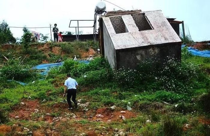 Trước đó, sạt lở đất đã làm nhiều công trình của người dân bị hư hỏng.