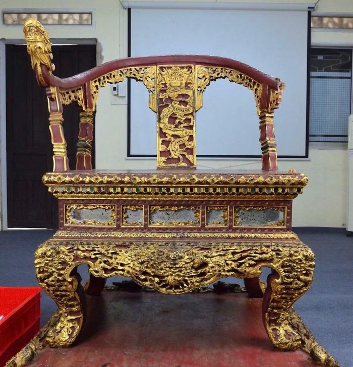 Ngai vua triều Nguyễn do đối tượng xâm hại làm gãy tay phía bên trái, khiến 14 mảnh vỡ bị tách rời.