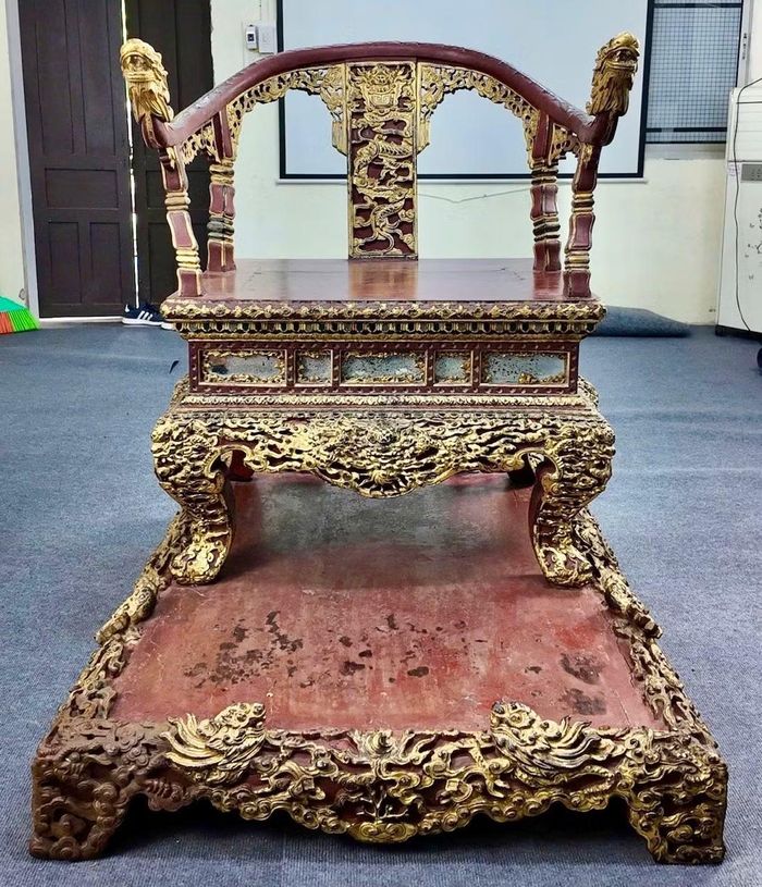 Việc phục chế Ngai Vua triều Nguyễn được kiểm duyệt nghiêm ngặt trong từng chi tiết.