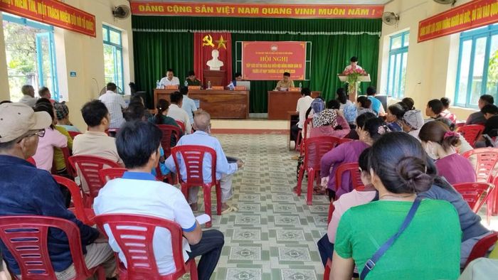 Đại biểu HĐND xã Bến Giằng tiếp xúc cử tri kết hợp giải đáp những thắc mắc, băn khoăn của cử tri về công tác sắp xếp thôn.