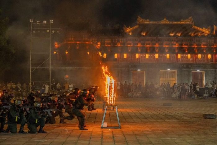 Trình diễn khí công, công phá trong chương trình thực binh biểu dương lực lượng.