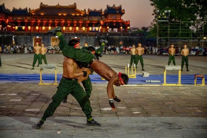 Các chiến sĩ phối hợp biểu diễn khí công, võ thuật trong chương trình hợp luyện.