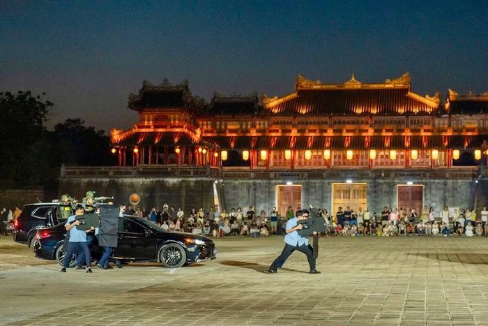 Tình huống bảo vệ yếu nhân được tái hiện trong chương trình thực binh tại lễ hợp luyện.