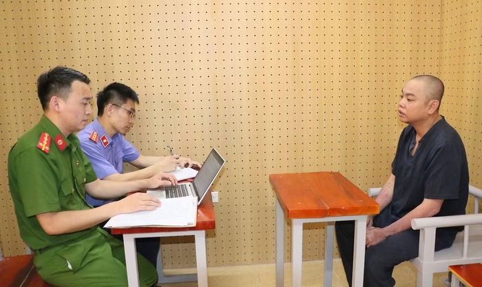 Cơ quan điều tra làm việc với đối tượng Trần Văn Thành.
