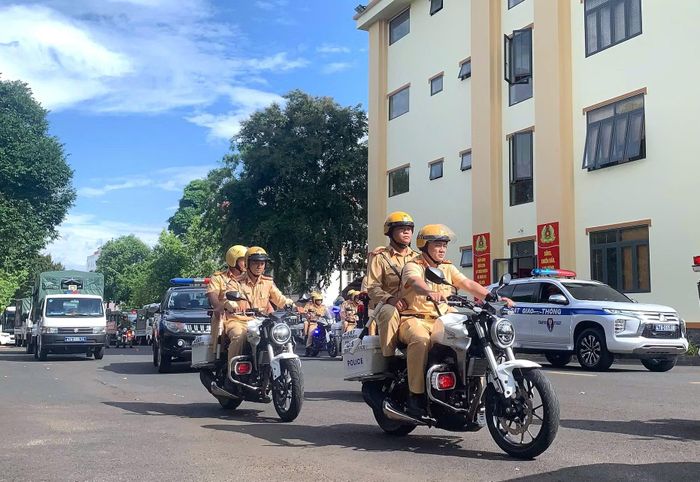Lực lượng CSGT và một số đơn vị nghiệp vụ liên quan tổ chức diễu hành ra quân.