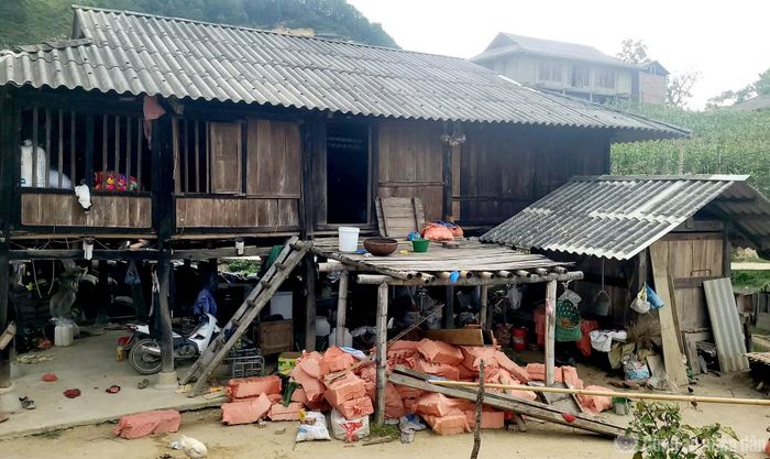 Ngôi nhà của anh Long Chính Xuân (thôn Na Léng, xã Bản Máy) có hoàn cảnh khó khăn.
