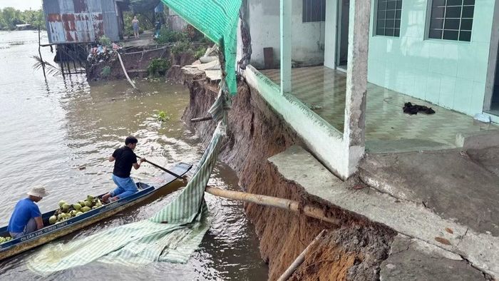 Sạt lở khu vực có nhà người dân ở xã Nhơn Ái.