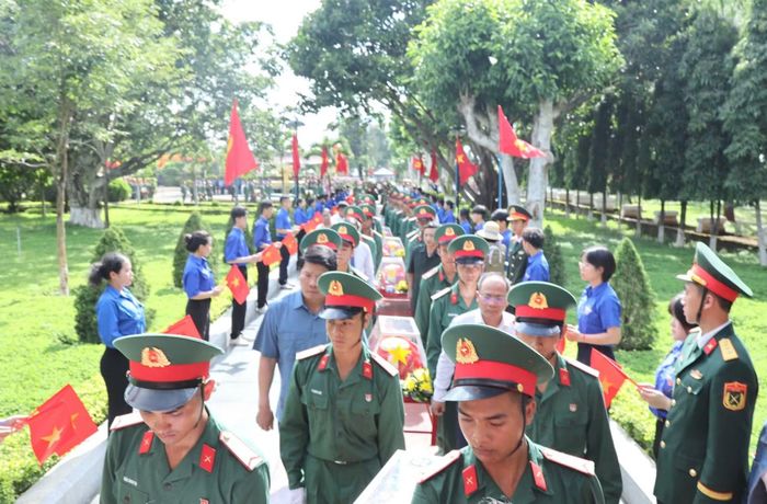 Cán bộ, chiến sĩ cùng nhân dân đón các anh về với đất Mẹ.