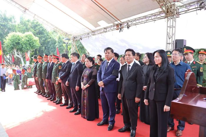Lãnh đạo Đảng, Nhà nước cùng chính quyền địa phương, lãnh đạo tỉnh Mondulkiri - Vương quốc Campuchia tưởng nhớ tri ân các anh hùng liệt sĩ tại buổi lễ.