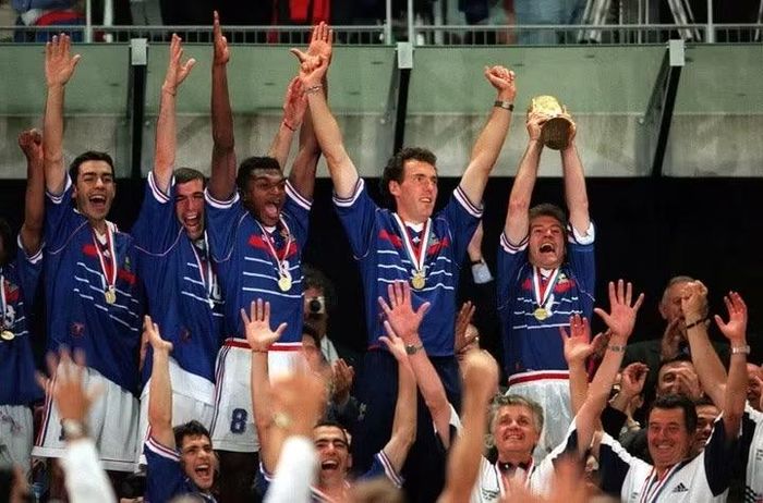 Thủ quân ĐT Pháp Didier Deschamps cùng đồng đội nâng cúp vô địch tại World Cup 1998. Ảnh: Reuters.