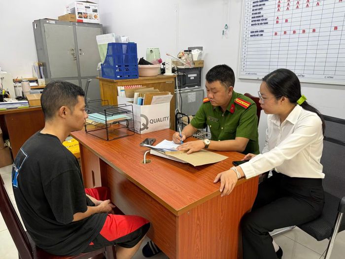 Điều tra viên phối hợp cùng người phiên dịch làm việc với các đối tượng có liên quan.