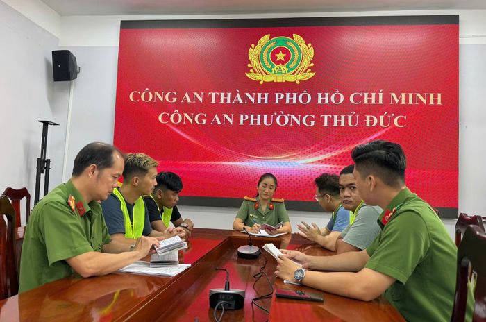 Công an lấy lời khai với các đối tượng chủ chốt trong đường dây.