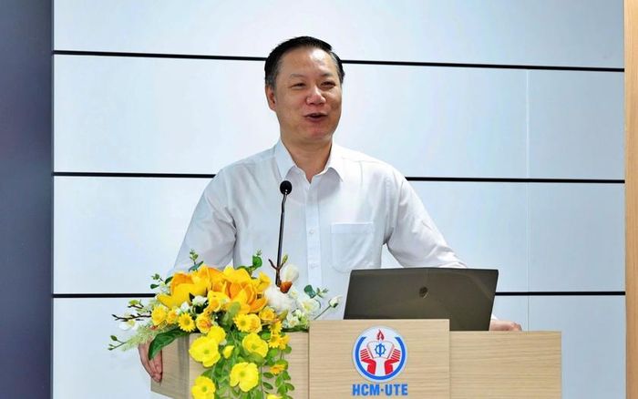 Vụ trưởng Vụ Giáo dục Đại học Nguyễn Tiến Thảo trình bày chuyên đề tại lớp tập huấn.