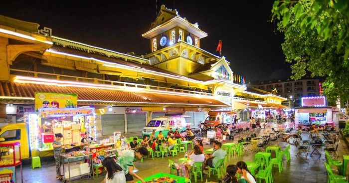 Nhịp sống sôi động tại phố đêm Chợ Lớn, ngay trước chợ Bình Tây.