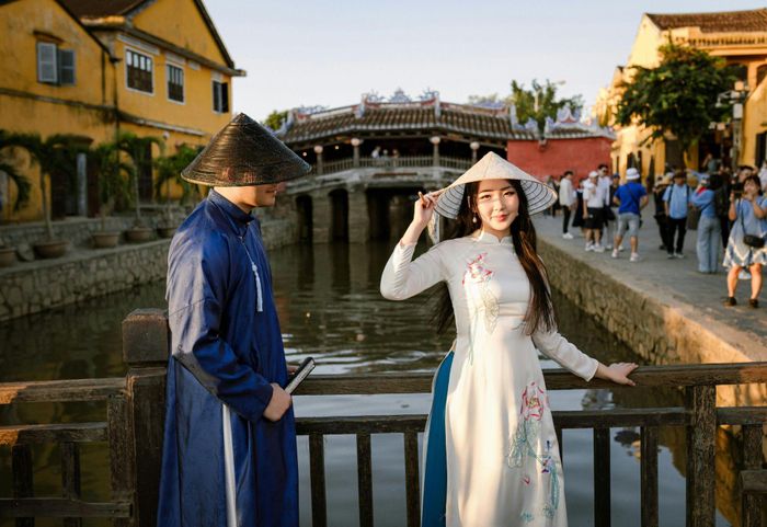Du khách tạo dáng trước Chùa Cầu (Hội An, Đà Nẵng). Ảnh: Võ Văn Tiến/Pexels.
