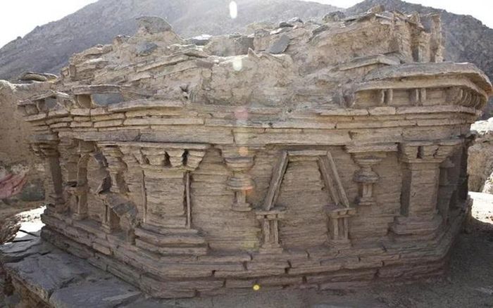 Tháp Bà-sa (stupa) chứa thánh tích tại tu viện Kafiriat thuộc di chỉ Mes Aynak. Tấm bia đá mới được tìm thấy ngay cạnh công trình này. Ảnh: US Embassy, Kabul Afghanistan (CC BY-ND 2.0).