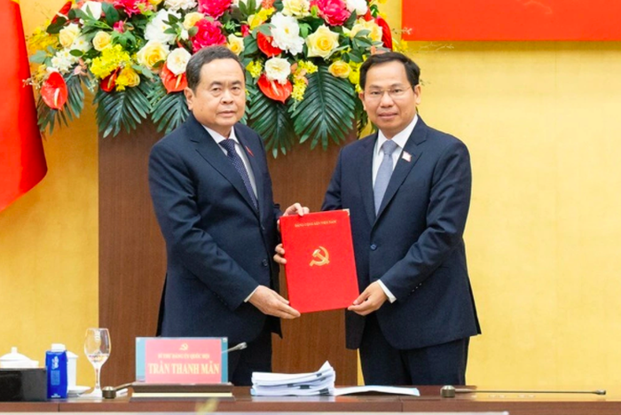 Chủ tịch Quốc hội Trần Thanh Mẫn trao Quyết định của Bộ Chính trị chỉ định kiêm nhiệm Phó Bí thư Đảng ủy Quốc hội và tham gia Thường trực Đảng ủy Quốc hội nhiệm kỳ 2025-2030 với ông Lê Quang Mạnh.