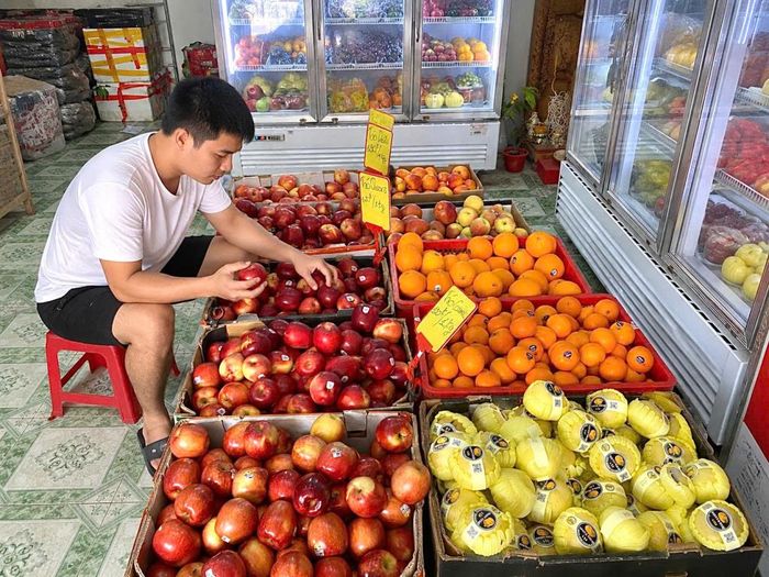 Người tiêu dùng xem thông tin trên tem nhãn để lựa chọn trái cây phù hợp với nhu cầu sử dụng.
