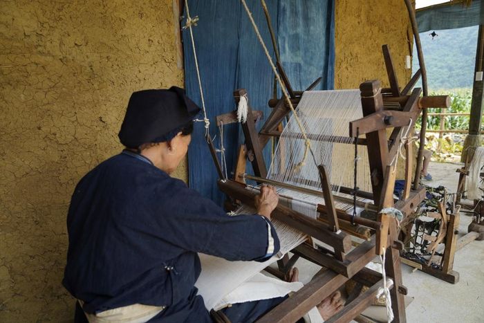 Những khung dệt cũ bền bỉ lưu giữ mạch nguồn nghề truyền thống qua bao thế hệ