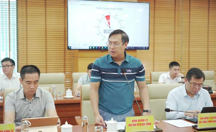 Lãnh đạo Ban Quản lý Dự án đầu tư và xây dựng tỉnh thảo luận tại phiên họp.